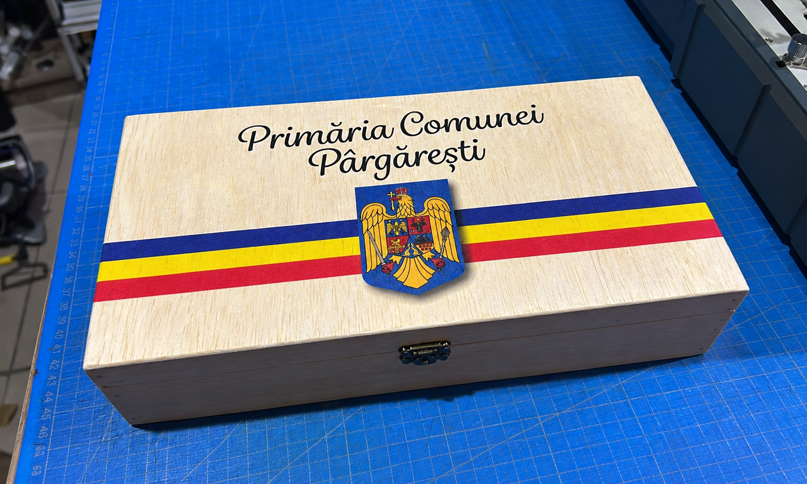 Cutie personalizata pentru esarfa tricolora