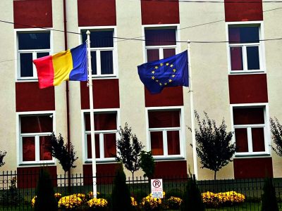 Scoala Gimnaziala din Dofteana BC - catarge cu drapele